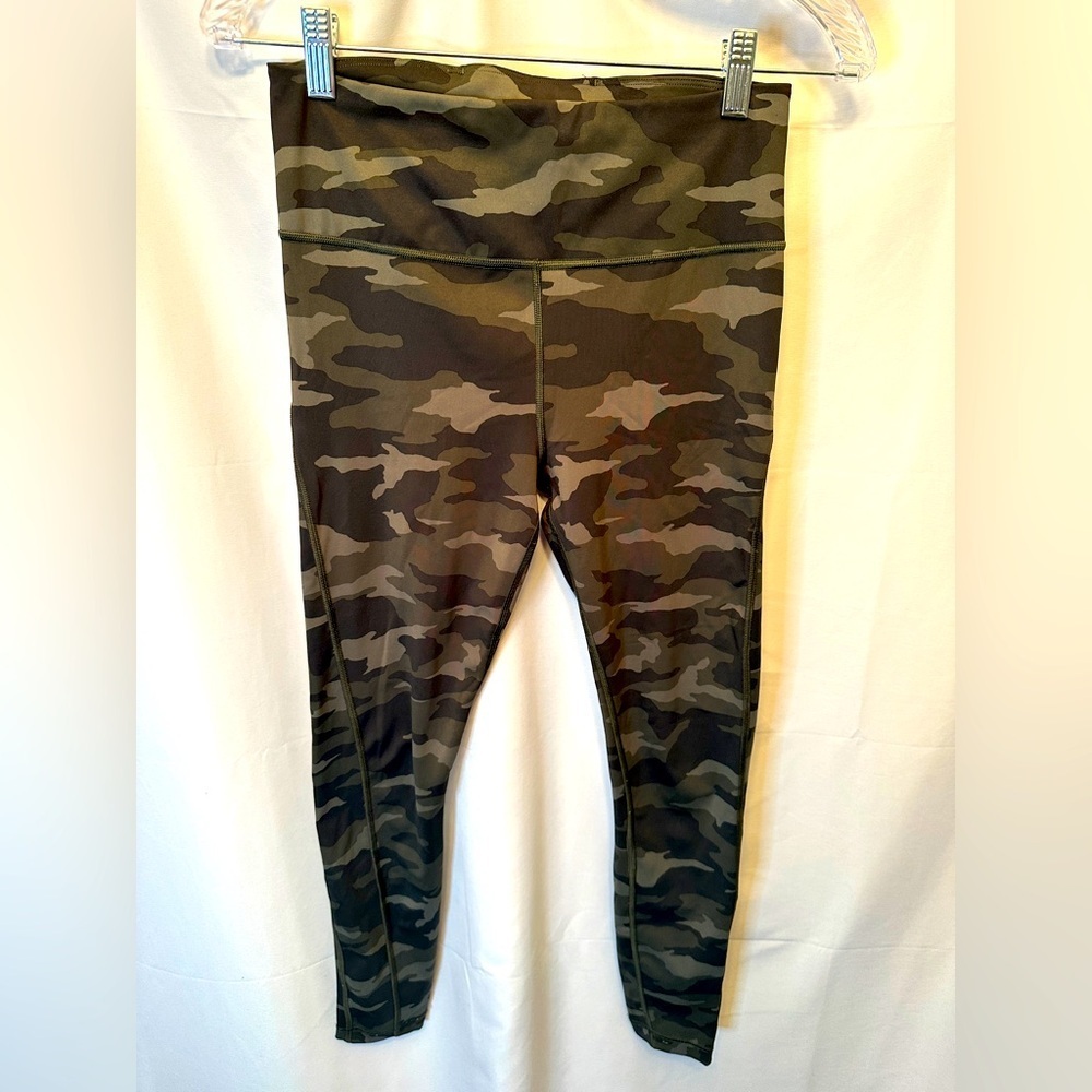 Athleta‎ Size Small Tall Green Camo Print Ultimate 7/8 Tight Leggings